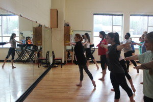 New dance teacher Emily Redd (left), teaches her Dance I class. Ellie Saksa/The Omniscient